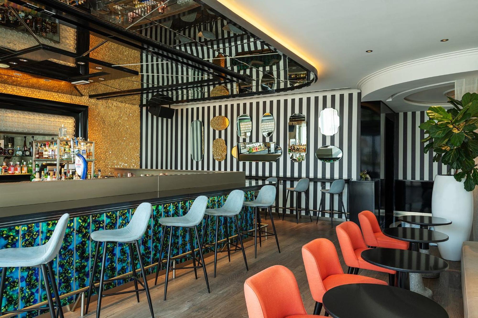 Th8 Palm Dubai Beach Resort, Vignette Collection By Ihg Exterior photo The bar at the 101 Skybar