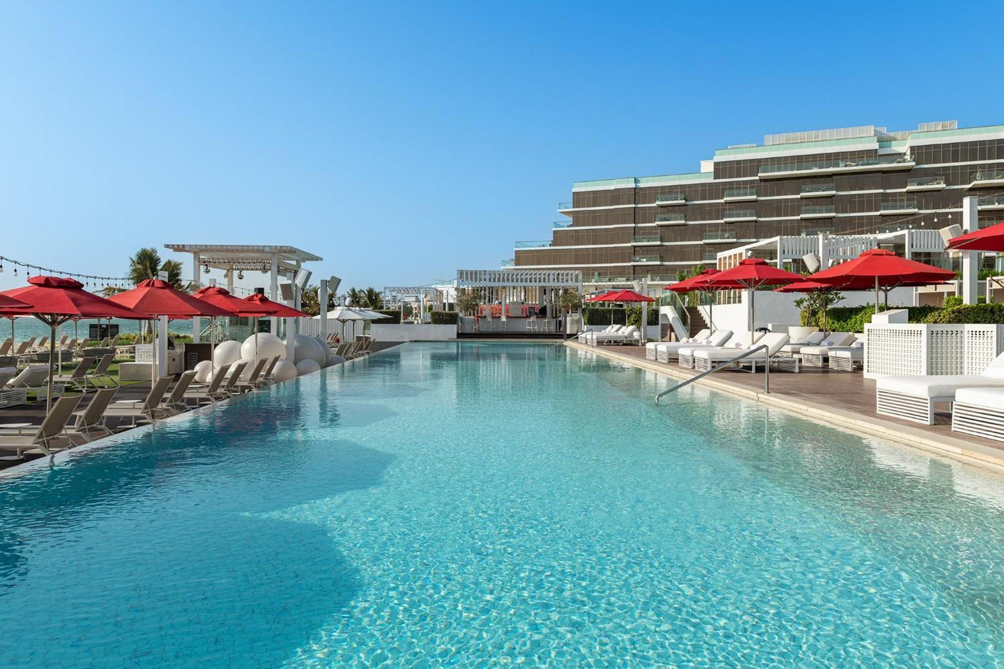 Th8 Palm Dubai Beach Resort, Vignette Collection By Ihg Exterior photo The pool at the hotel